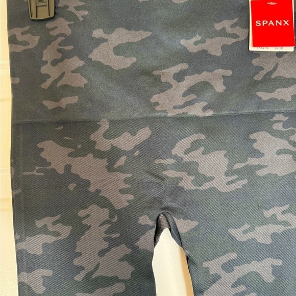 NWT - SPANX - Look at Me Now Seamless Leggings - Black Camo - Size: Large 10/12 - Picture 6 of 9